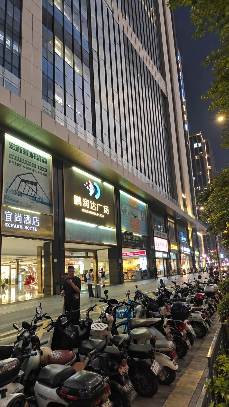 鹏润达广场前