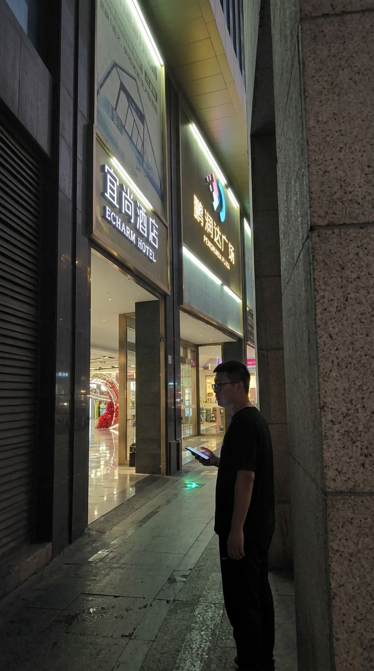 大厦侧翼幽暗处