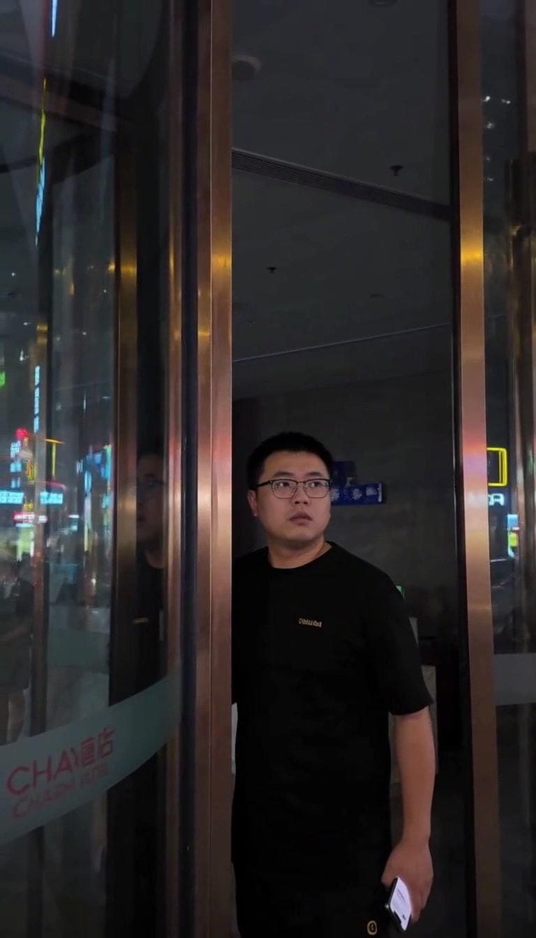 昏暗的旋转门前